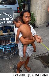 Bettler mit Kind auf dem Arm und ausgestreckter Hand in Manila Philippinen
