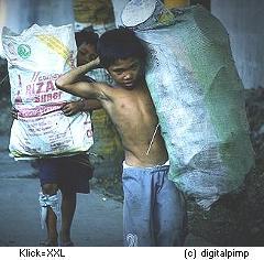 Arme Kinder sammeln Müll, Manila Philippinen Kinderarbeit in Manila Philippinen