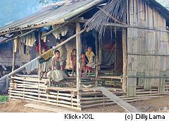 Kinder-Armut auf dem Lande, Hütte in Philippinen Arme Kinder der Landbewohner in einer Hütte, Philippinen