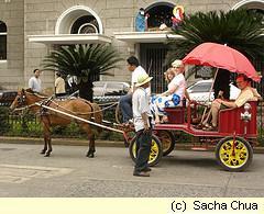 Kalesa (Pferdekutsche) in der historischen Altstadt Intramuros, Manila Philippinen