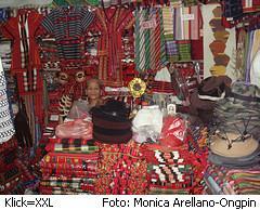 Webwaren und Trachten, Baguio, Philippinen Geschaft mit Webwaren und Trachten der Bergbewohner von Baguio, Philippinen