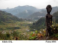 Bulol-Holzfigur wacht ber die Reisterrassen der Bergbewohner in Banaue, Philippinen