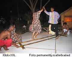 Tanz zwischen Bambusstangen, Tinikling, Palawan Philippinen Tinikling, philippinischer Tanz zwischen Bambusstangen