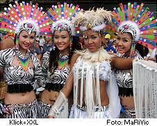 Philippinische Tänzerinnen auf einem Volksfest