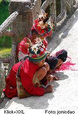 Igorot-Frauen sitzen am Straenrad, Sagada Philippinen