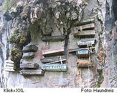 An einer Felswand hängende Särge in Sagada, Philippinen