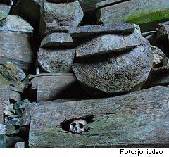 Toten-Bestattung der Igorot: Gestapelte Särge in einer Felsenhöhle bei Sagada