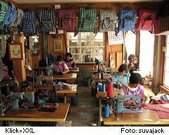 Weben und Nhen in einer kleinen Fabrik in Sagada, Philippinen