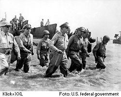 Der amerikanische Genaral Mac Arthur landet auf Leyte Genaral Mac Arthur landet in Leyte